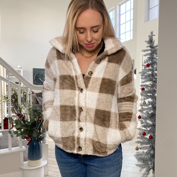 Plaid Sherpa jacket 🧥 - Picture 2 of 6